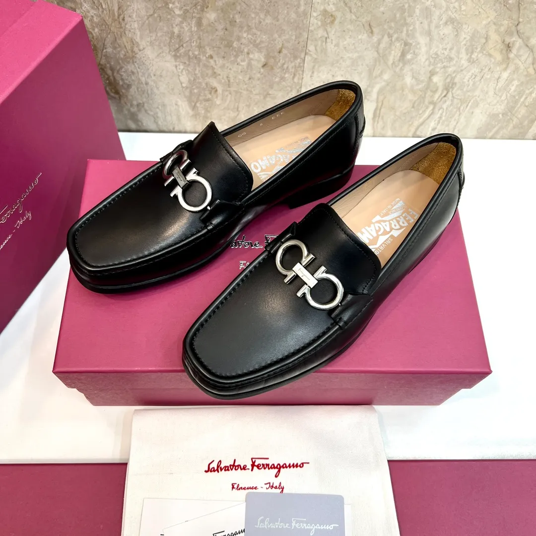 Original quality P780 Brand: Ferragamo Standard size: Men's size 39–44 (38.45 can be customized) Grade: Same style as the official website High-quality men's shoes Material: Customized first-layer calfskin with water-dyed cowhide lining Cowhide tiptoe Original non-slip and wear-resistant rubber outsole Style category: Men's formal business leather shoes are young and fashionable European and American trends British style Casual matching and comfortable feet Color: actual picture